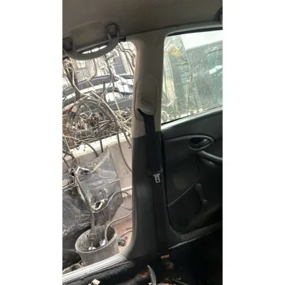 Ford Focus 1 Sağ Orta Direk Plastik