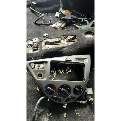 Ford Focus 1 Göğüs Çerçeve