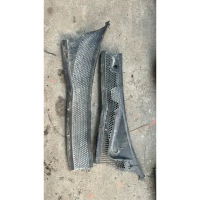 Ford Focus 1 Ön Silecek Izgarası