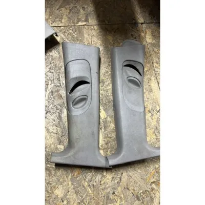 Ford Focus 1 Orta Direk Üst Plastik