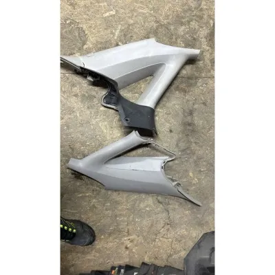 Ford Focus 1 Bagaj Kelebek Cam Plastiği