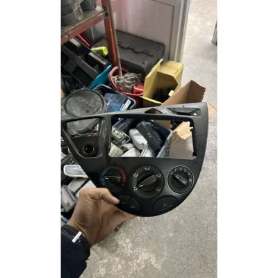 Ford Focus 1 Teyp Çerçevesi